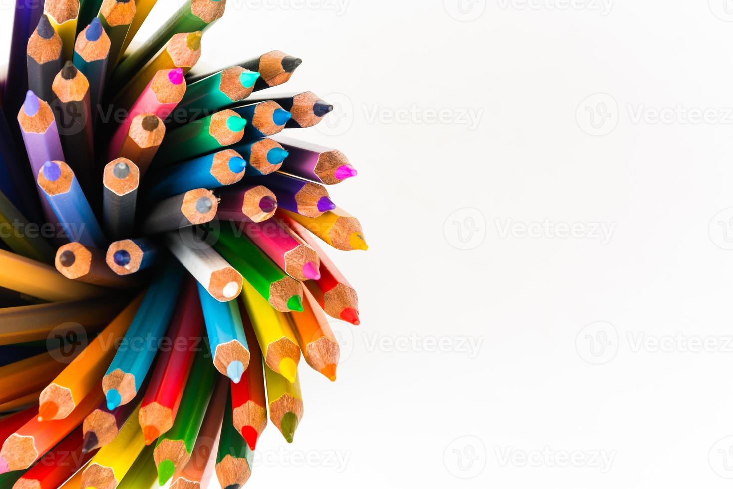 palos de madera multicolores lápices de colores de madera sobre fondo blanco foto