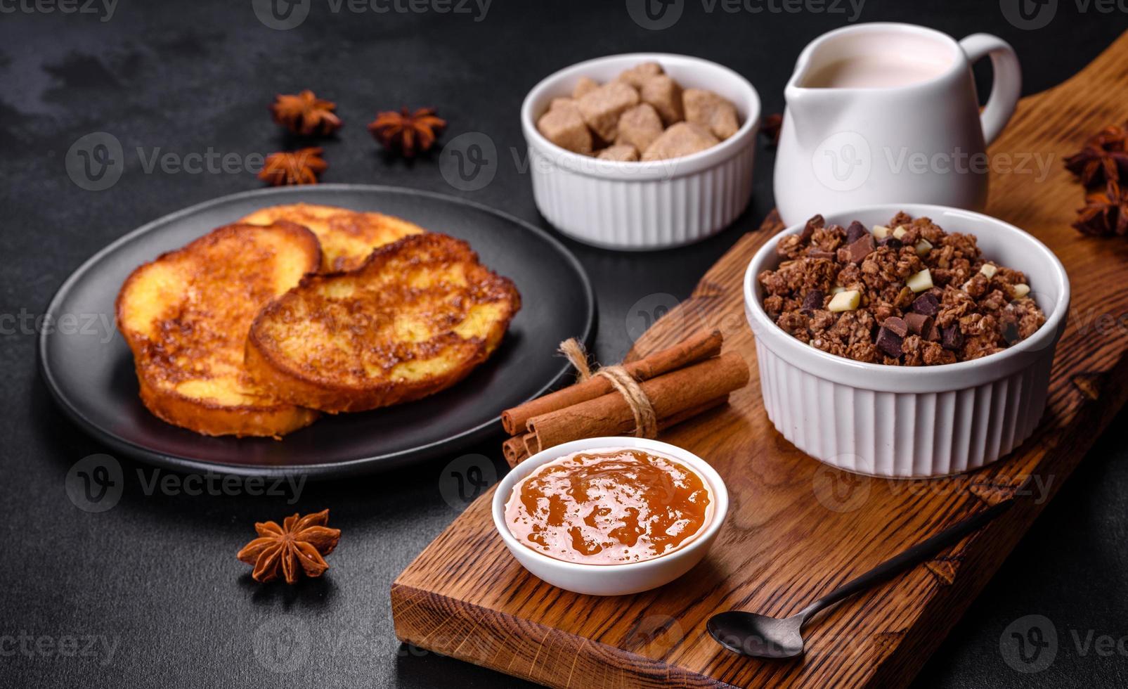 cereales con chocolate, leche y pan en un huevo contra un fondo de hormigón oscuro foto