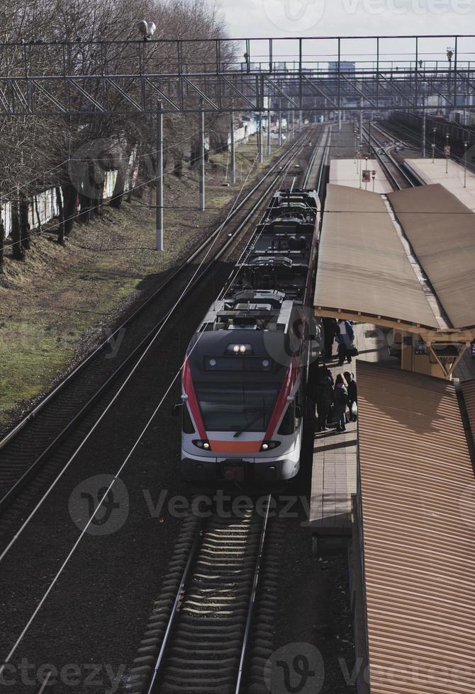 Los pasajeros entran en un tren moderno. foto