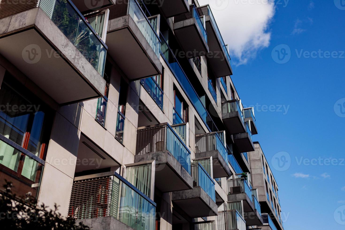 fachada de un edificio de apartamentos moderno foto