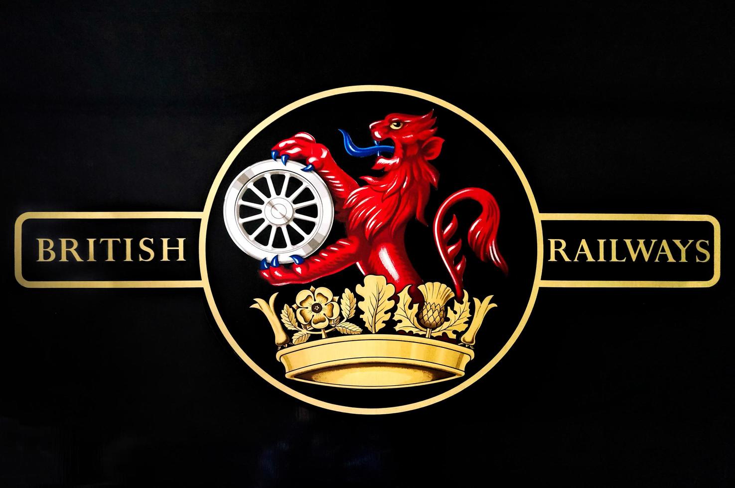 Sheffield Park, East Sussex, Reino Unido, 2013. Logotipo de los ferrocarriles británicos en un antiguo tren de vapor foto