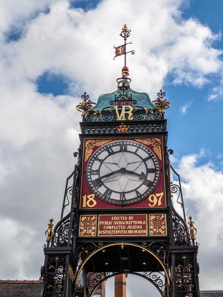 chester, cheshire, reino unido, 2016. reloj de la ciudad victoriana en chester foto