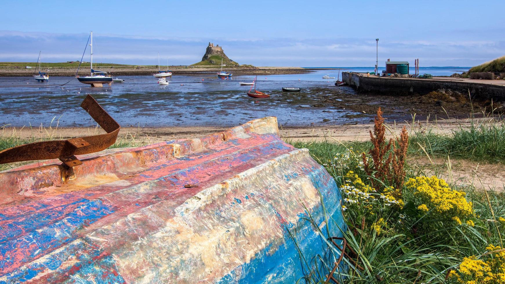 vista a través de la bahía hacia lindisfarne foto