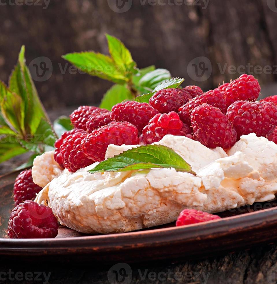 pastel pavlova con crema y bayas foto