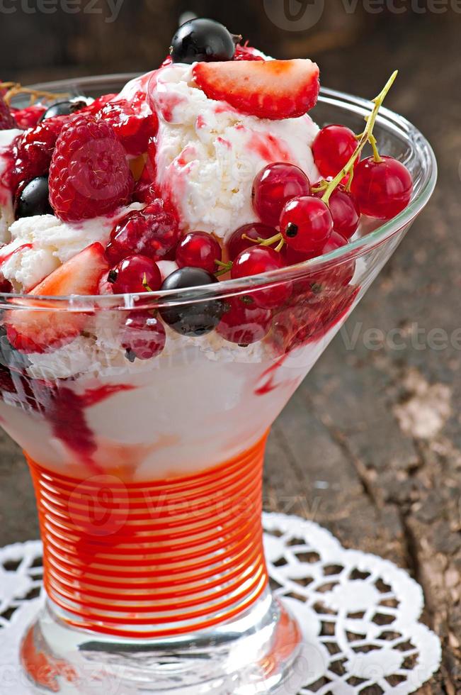 helado con bayas foto