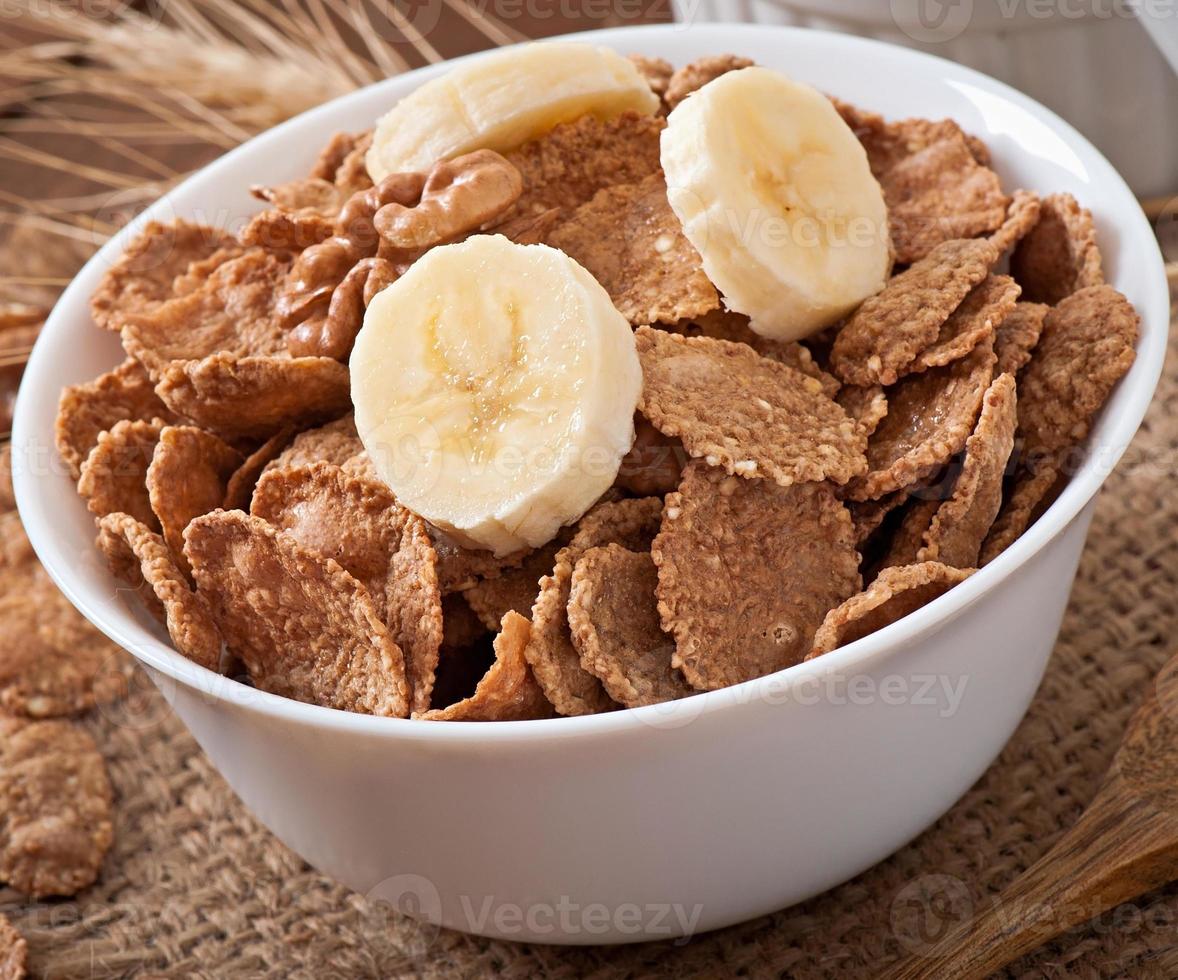 desayuno saludable - muesli integral en un tazón blanco foto