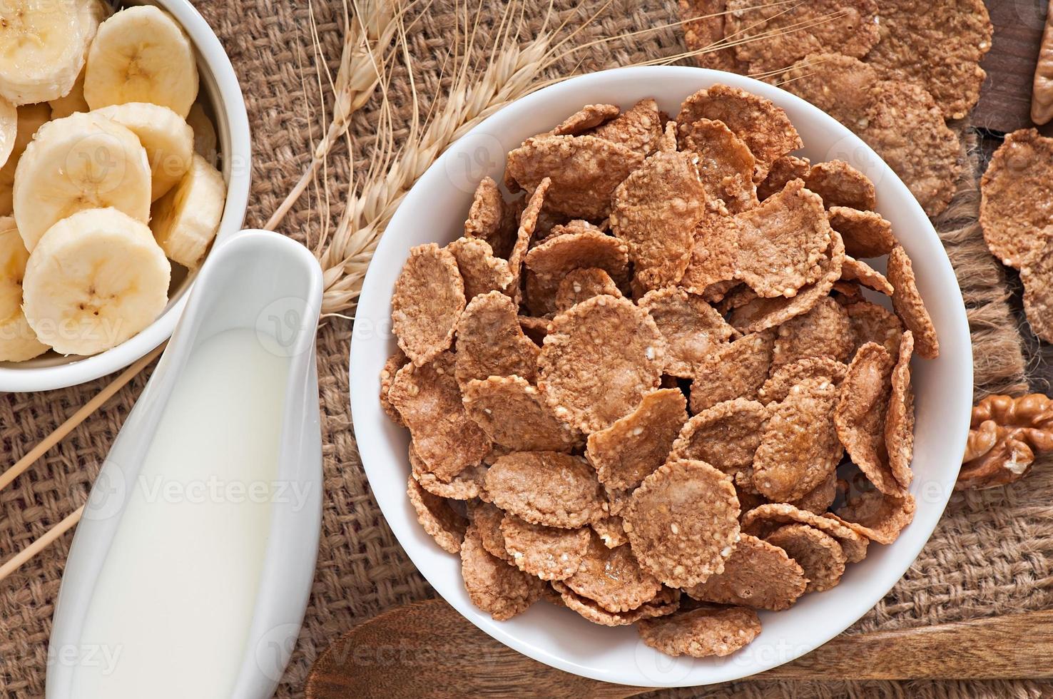 desayuno saludable - muesli integral en un tazón blanco foto