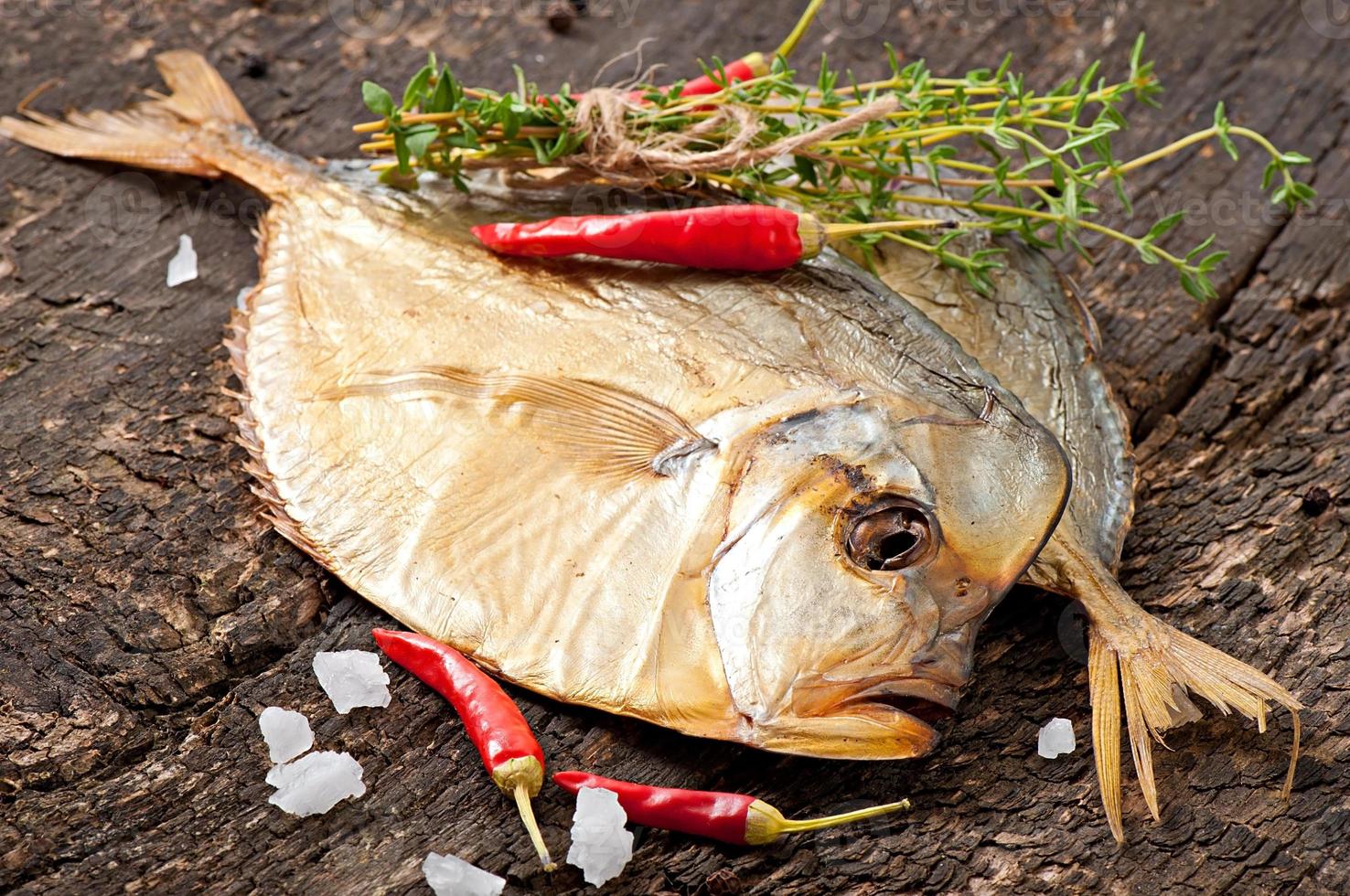 pescado ahumado vomer en el fondo de madera foto