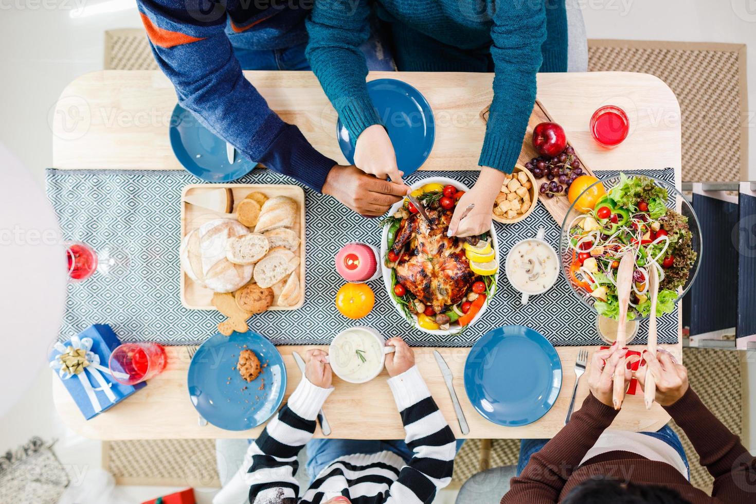 la vista superior de la familia feliz es cenar en casa. celebración vacaciones unión cerca del árbol de navidad. foto