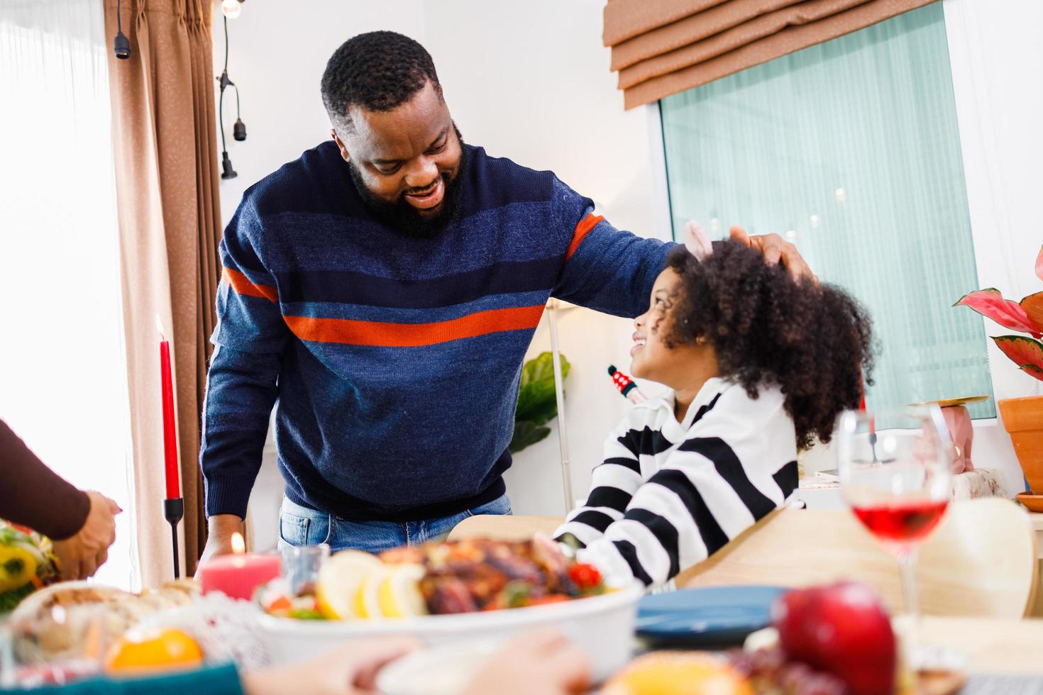 familia afroamericana. Feliz Navidad. la familia feliz está cenando en casa. foto