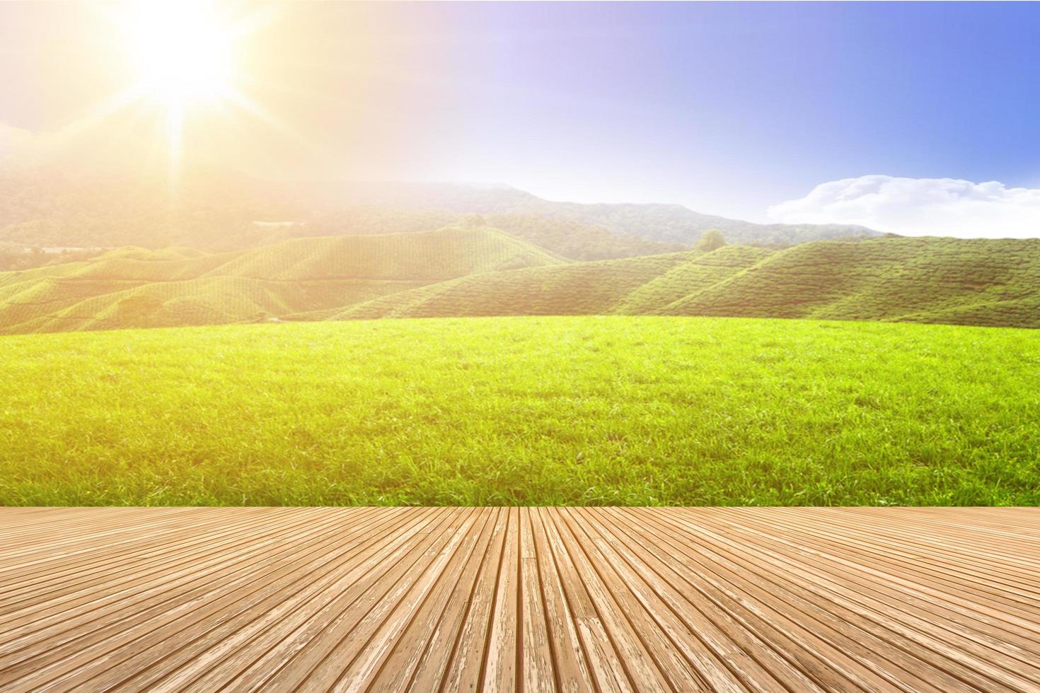 mesa de madera vacía con vista a la montaña o mesa de madera natural foto