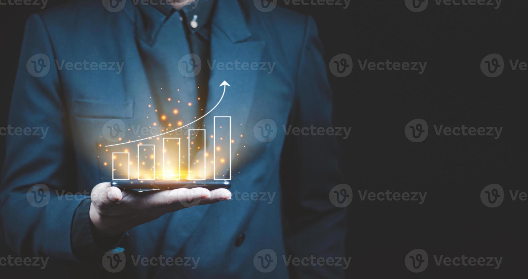 hombre de negocios analizando datos financieros del gráfico de compraventa de divisas. foto