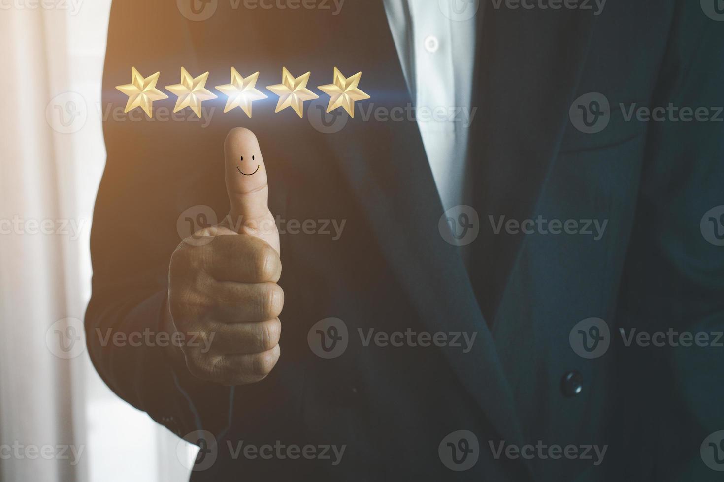 la mano del cliente muestra el pulgar hacia arriba con una calificación de cinco estrellas. foto