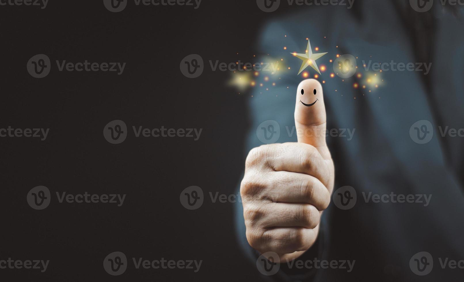 mano con pulgar arriba icono de cara sonriente de emoción positiva y cinco estrellas con espacio de copia. foto