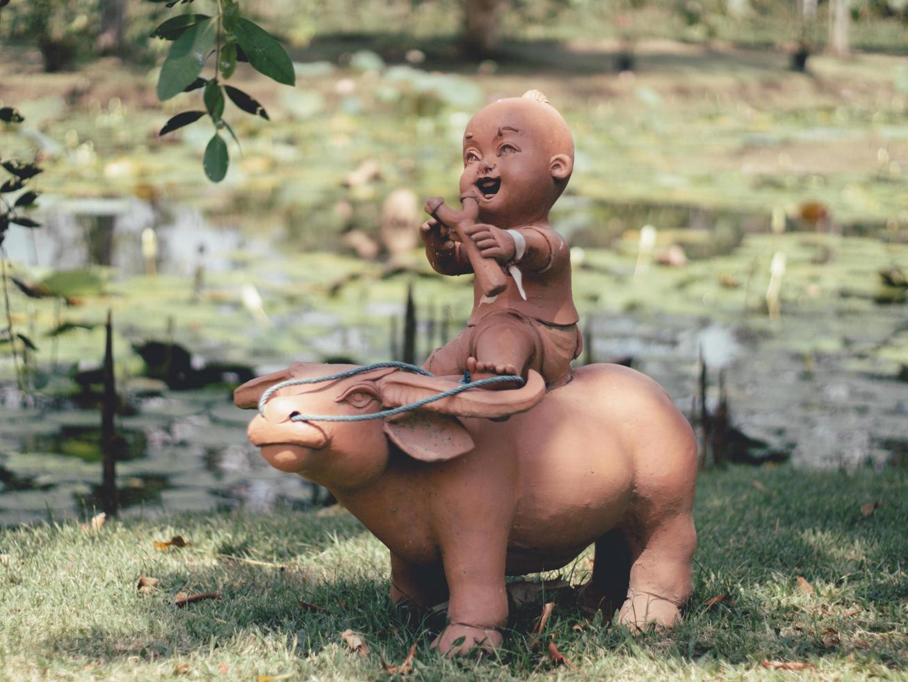 estatuas de niños jugando en el jardín. foto