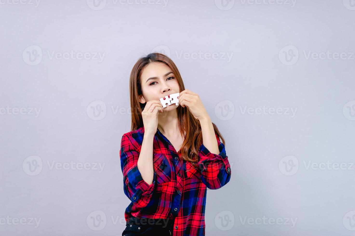 una mujer y un rompecabezas en una mano blanca conceptos de cooperación y coordinación foto