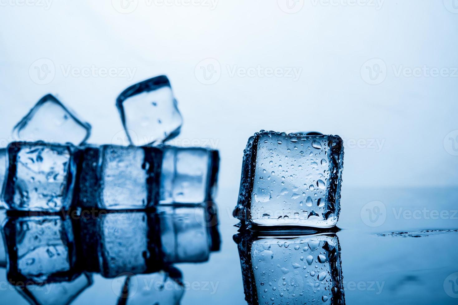 paquete de hielo el resultado del agua es antes de que el hielo apilado varios bloques. el origen de la idea. y un hermoso diseño. conceptos de comida y bebida geniales foto