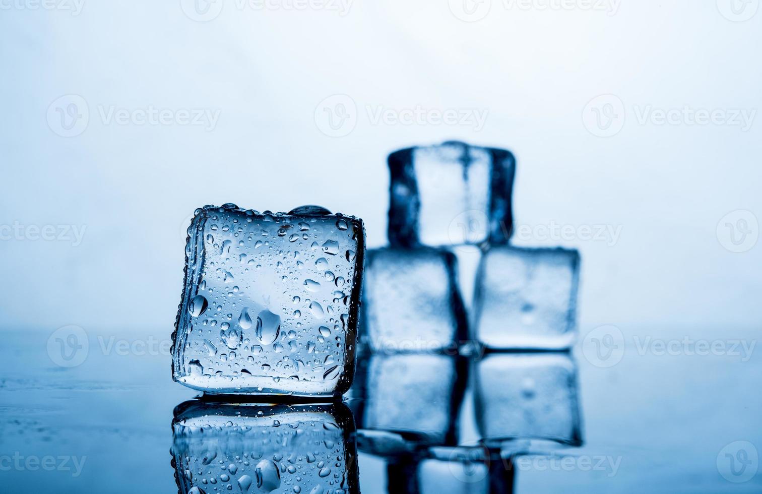 paquete de hielo el resultado del agua es antes de que el hielo apilado varios bloques. el origen de la idea. y un hermoso diseño. conceptos de comida y bebida geniales foto
