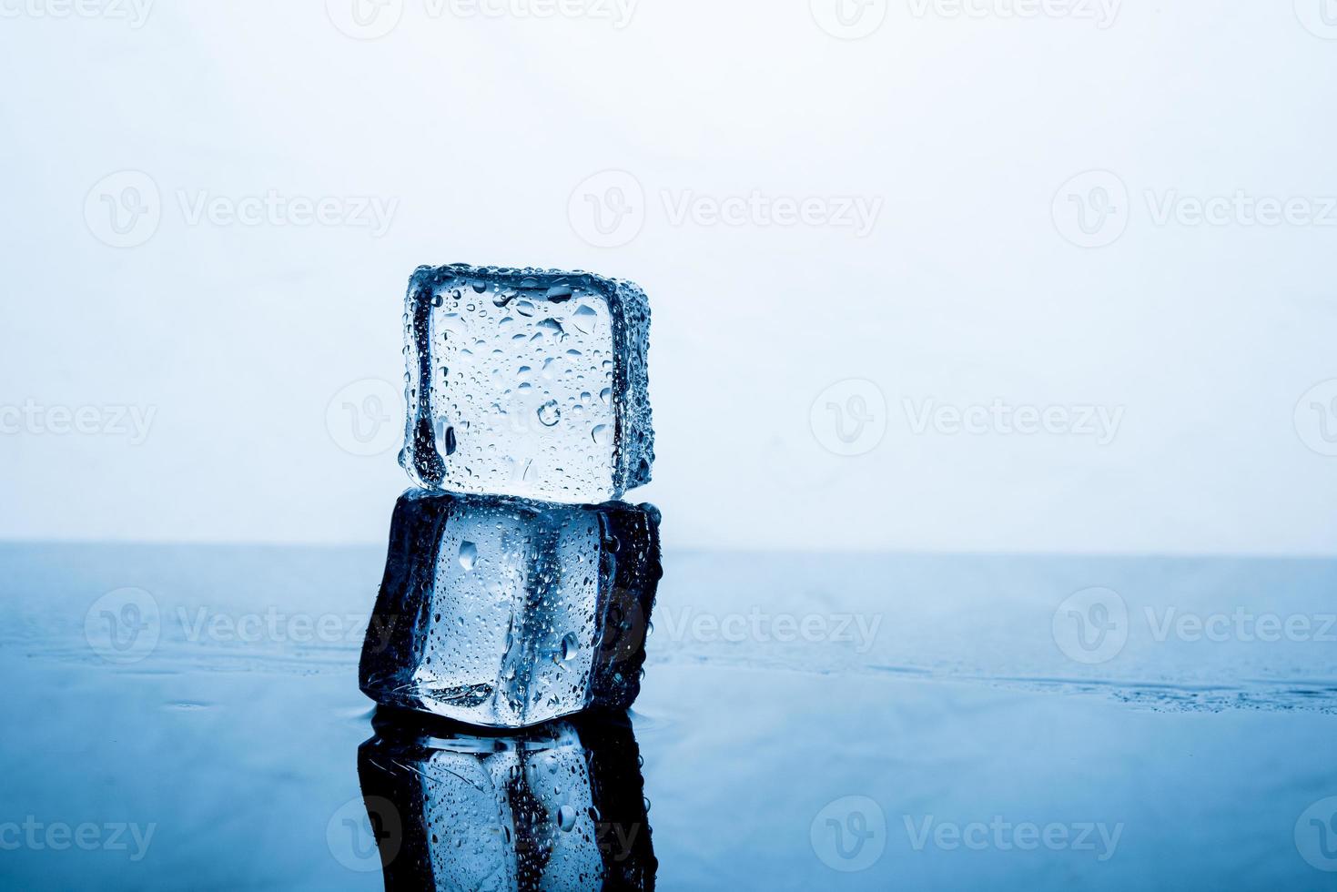 paquete de hielo el resultado del agua es antes de que el hielo apilado varios bloques. el origen de la idea. y un hermoso diseño. conceptos de comida y bebida geniales foto