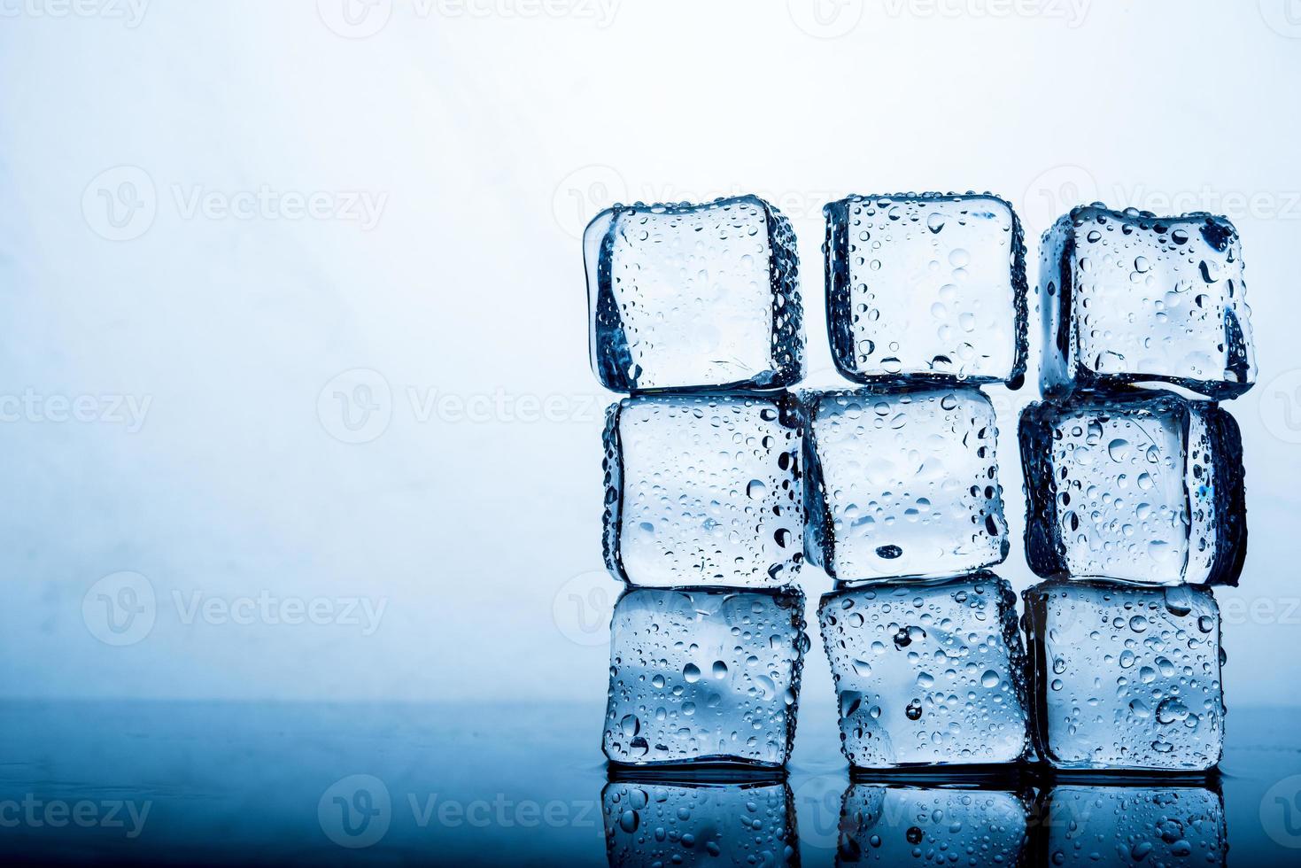 paquete de hielo el resultado del agua es antes de que el hielo apilado varios bloques. el origen de la idea. y un hermoso diseño. conceptos de comida y bebida geniales foto