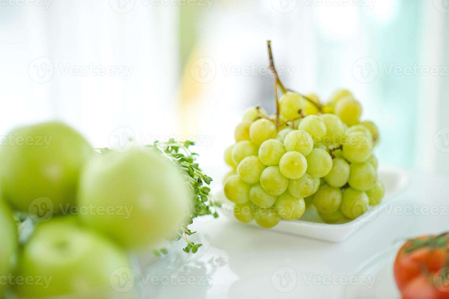 los frutos de la salud amante de la fruta sana y el cuidado de la salud para comer alimentos saludables. a la piel la fruta se coloca en una hermosa mesa, albaricoque de manzana, plátano, naranja, dragón, colocado foto