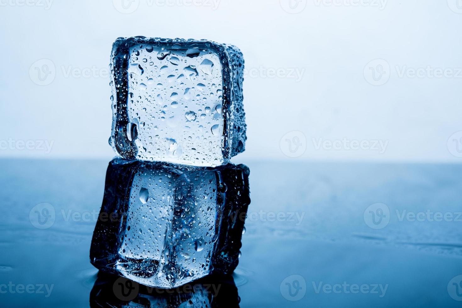 paquete de hielo el resultado del agua es antes de que el hielo apilado varios bloques. el origen de la idea. y un hermoso diseño. conceptos de comida y bebida geniales foto