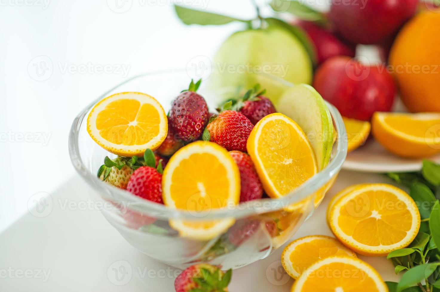 los frutos de la salud amante de la fruta sana y el cuidado de la salud para comer alimentos saludables. a la piel la fruta se coloca en una hermosa mesa, albaricoque de manzana, plátano, naranja, dragón, colocado foto