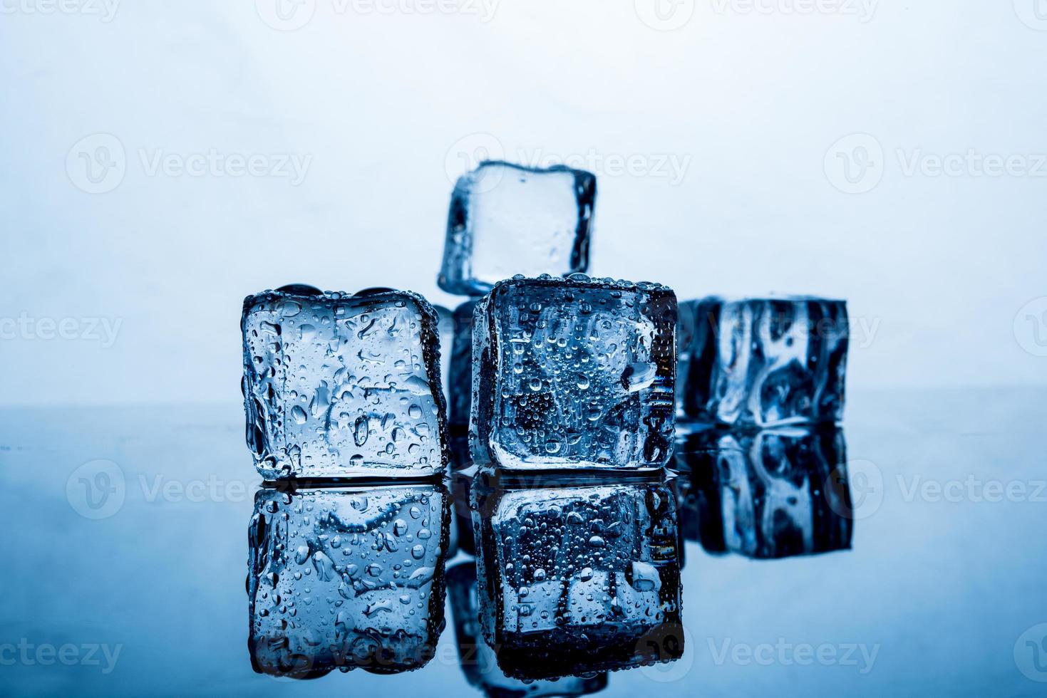 Ice pack The result of the water is before the ice stacked several blocks. The origin of the idea. And a beautiful layout. Food and Drink Concepts Cool photo