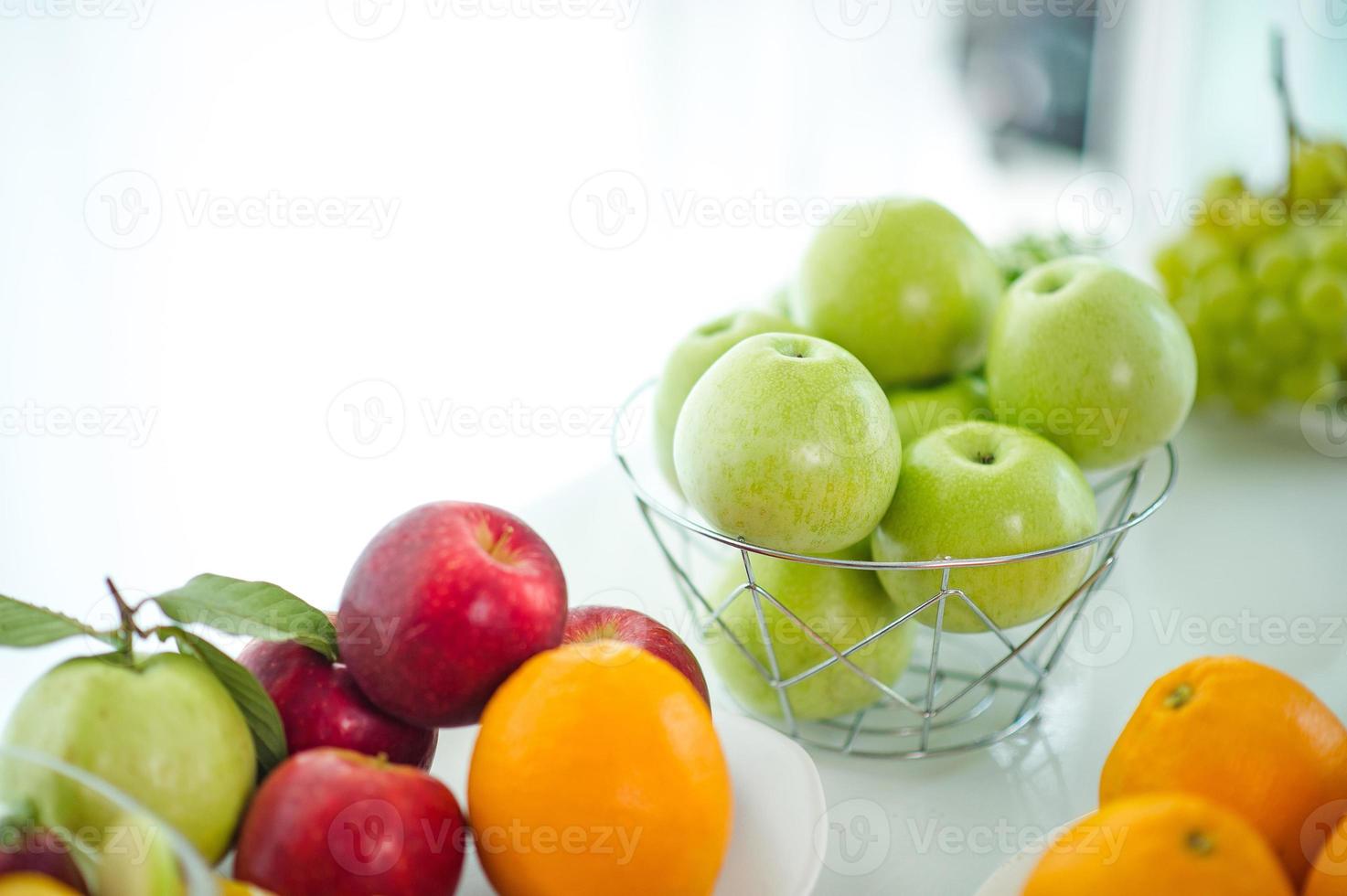 los frutos de la salud amante de la fruta sana y el cuidado de la salud para comer alimentos saludables. a la piel la fruta se coloca en una hermosa mesa, albaricoque de manzana, plátano, naranja, dragón, colocado foto