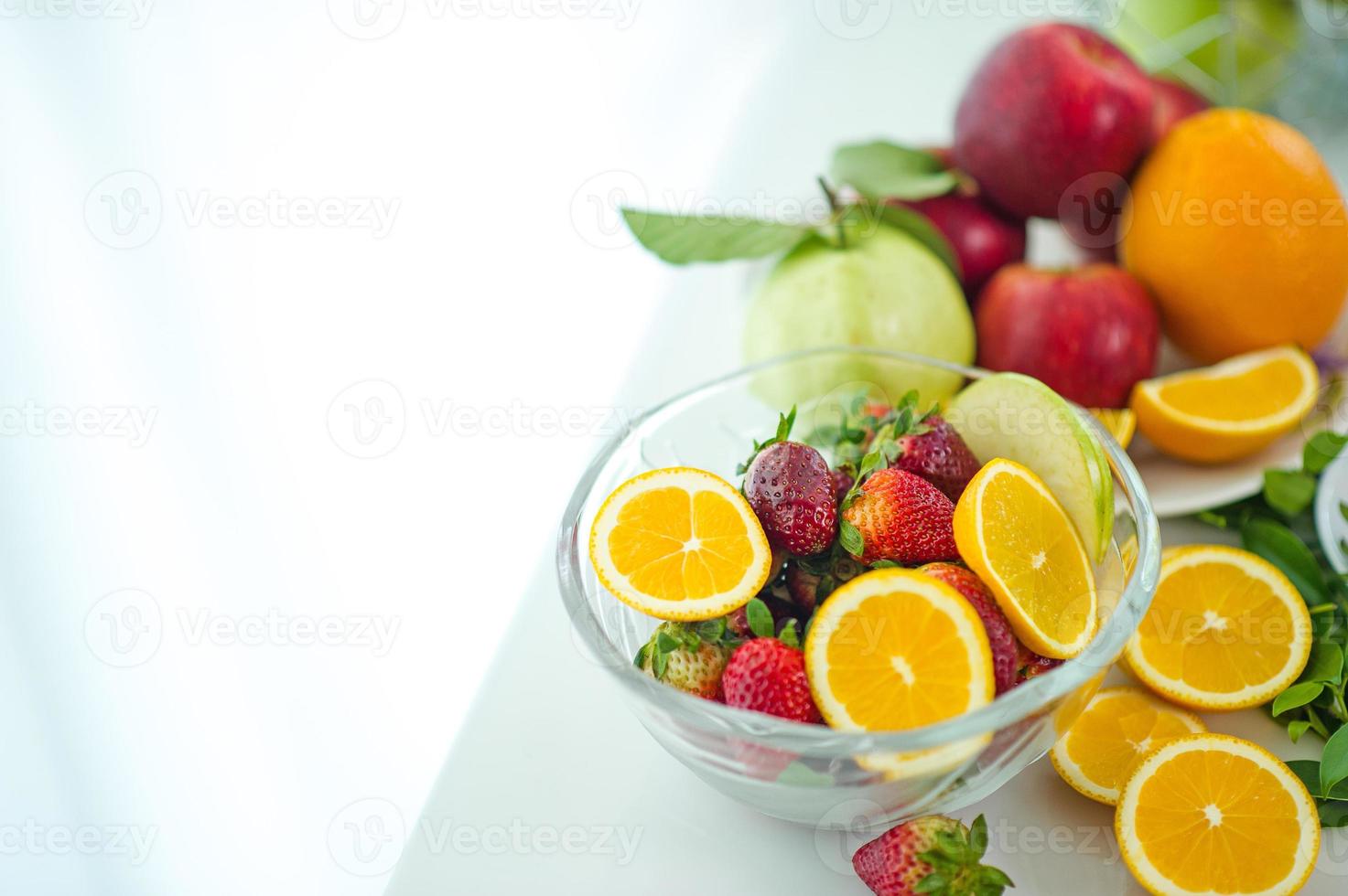 los frutos de la salud amante de la fruta sana y el cuidado de la salud para comer alimentos saludables. a la piel la fruta se coloca en una hermosa mesa, albaricoque de manzana, plátano, naranja, dragón, colocado foto