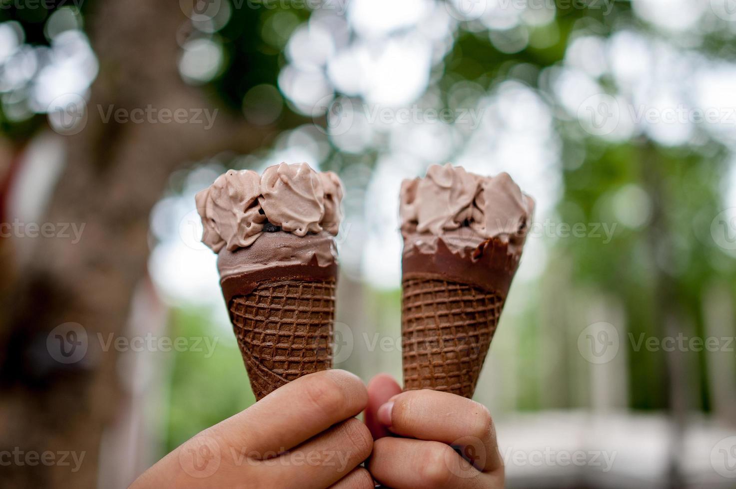 fotos de manos y helado de chocolate, concepto de comida con espacio para copiar