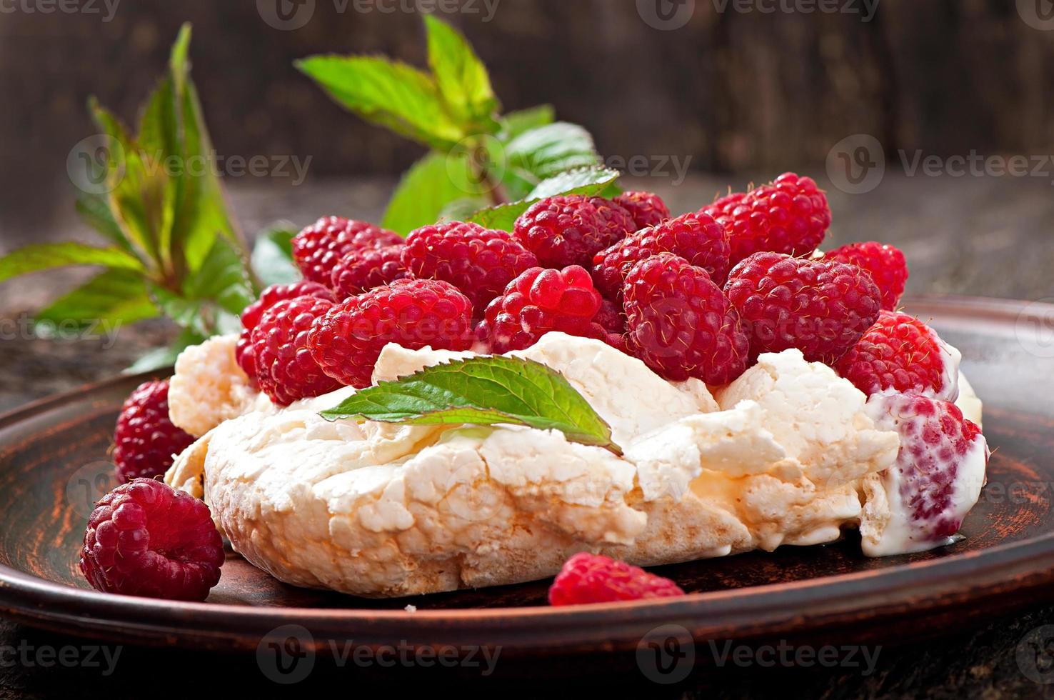 pastel pavlova con crema y bayas foto