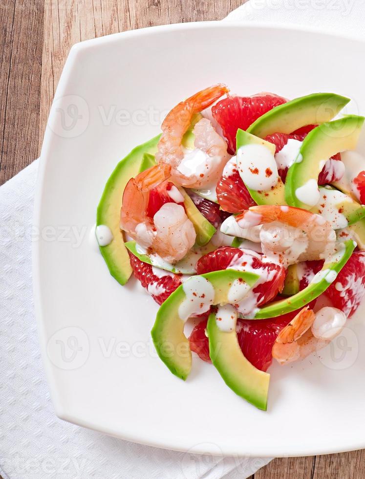 ensalada california: una mezcla de aguacate, toronja y camarones, sazonada con yogur de pimienta de cayena foto