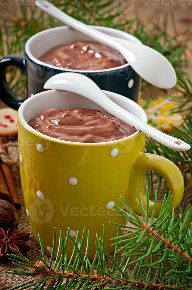 chocolate caliente y pan de jengibre navideño foto