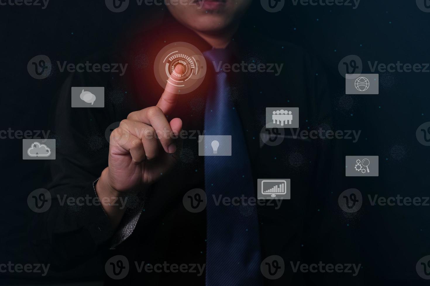 hombre de negocios en negro comunicando trabajo con pantalla digital virtual en línea. foto