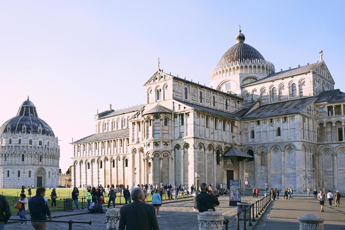 pisa, italia, 2021 - vista al baptisterio de pisa y la catedral de pisa. plaza de los milagros, plaza de la catedral foto