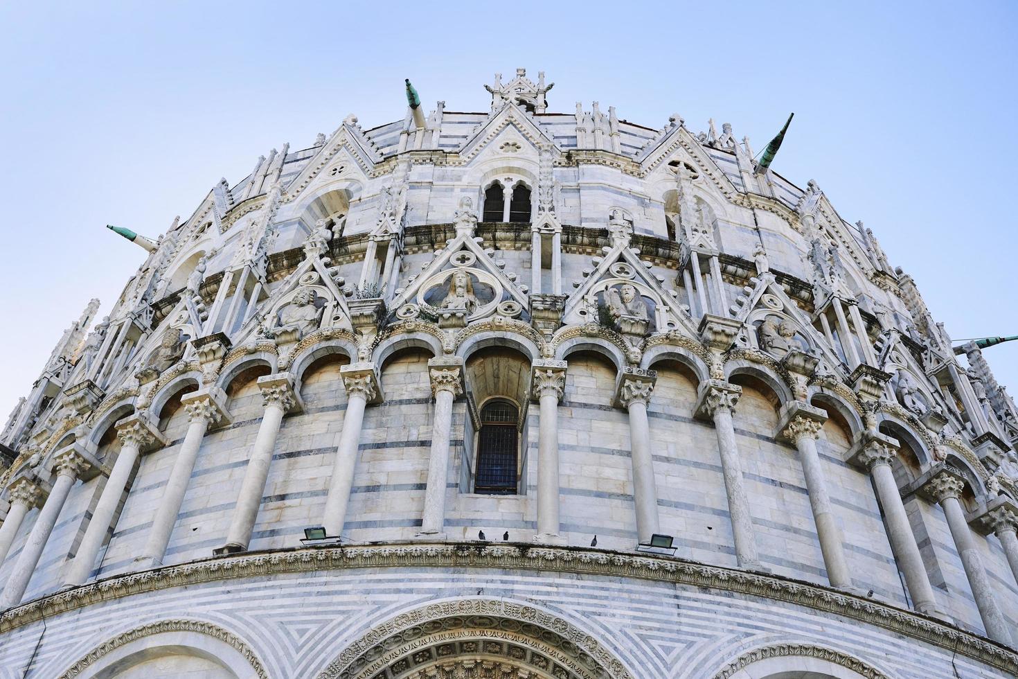 pisa, italia, 2021 - elemento arquitectónico del baptisterio y la catedral de pisa. plaza de los milagros, plaza de la catedral foto