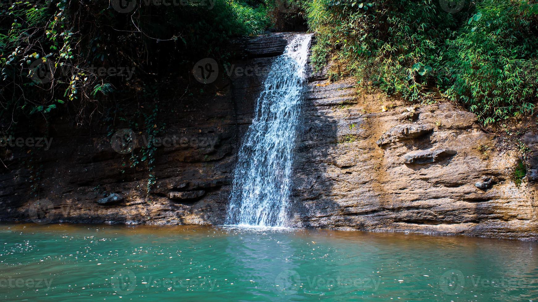 hermosa cascada con agua turquesa foto