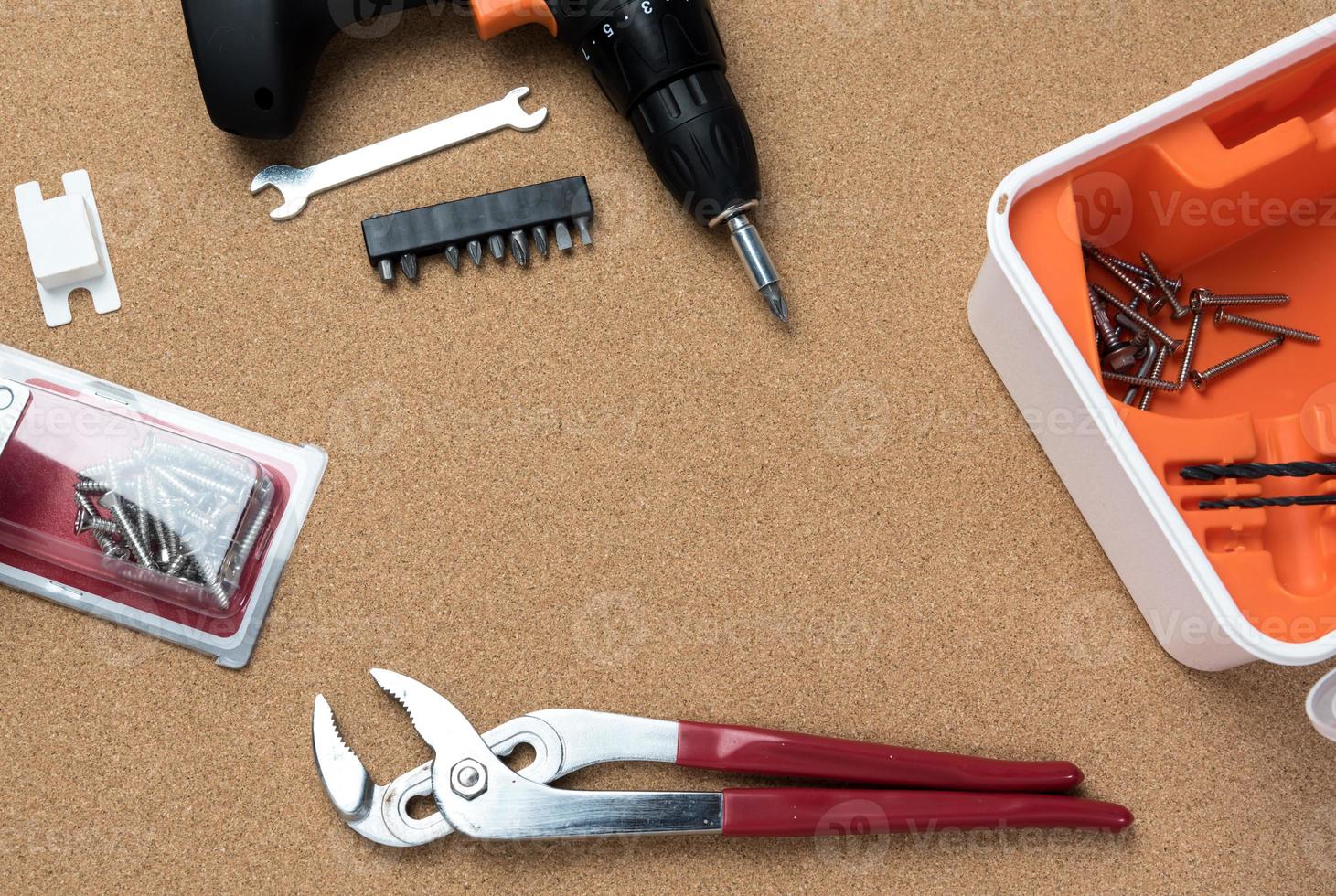 muchas herramientas útiles, en la vista superior de fondo de madera con espacio de copia para texto, fondo del día del trabajo foto