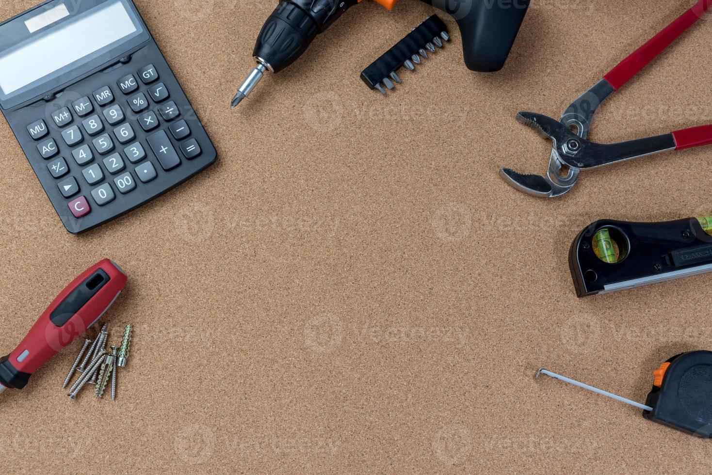 muchas herramientas útiles, en la vista superior de fondo de madera con espacio de copia para texto, fondo del día del trabajo foto