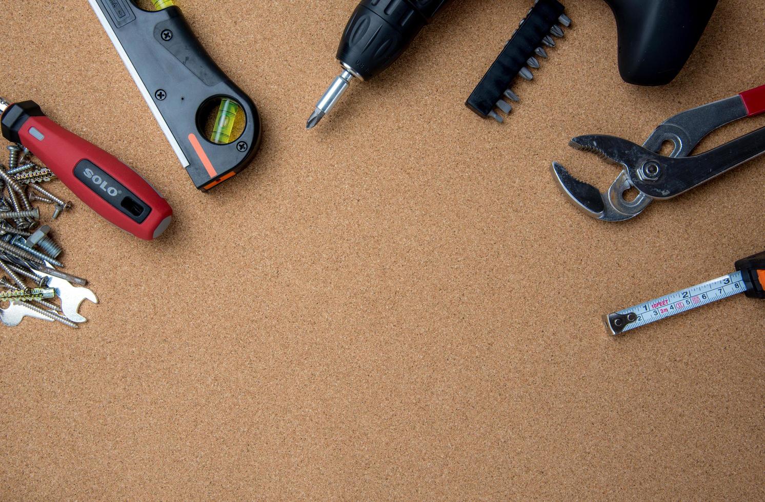 muchas herramientas útiles, en la vista superior de fondo de madera con espacio de copia para texto, fondo del día del trabajo foto