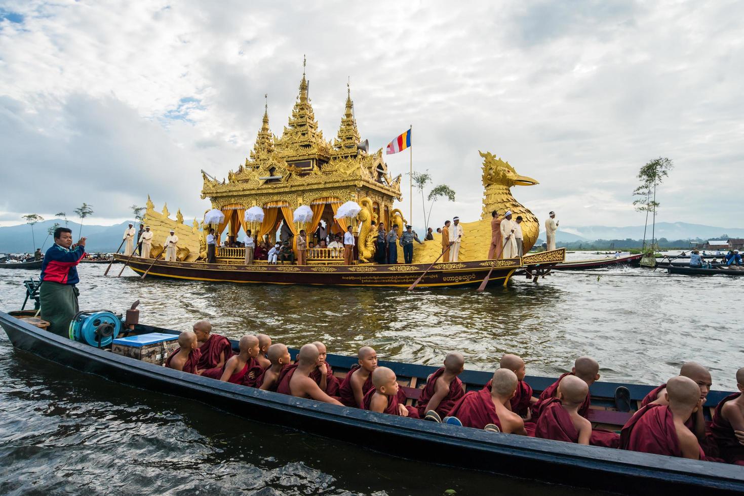 lago inle, myanmar - 6 de octubre de 2014 - el festival de la pagoda phaung daw oo en el lago inle es una vez al año y se rema ceremonialmente alrededor del lago. foto