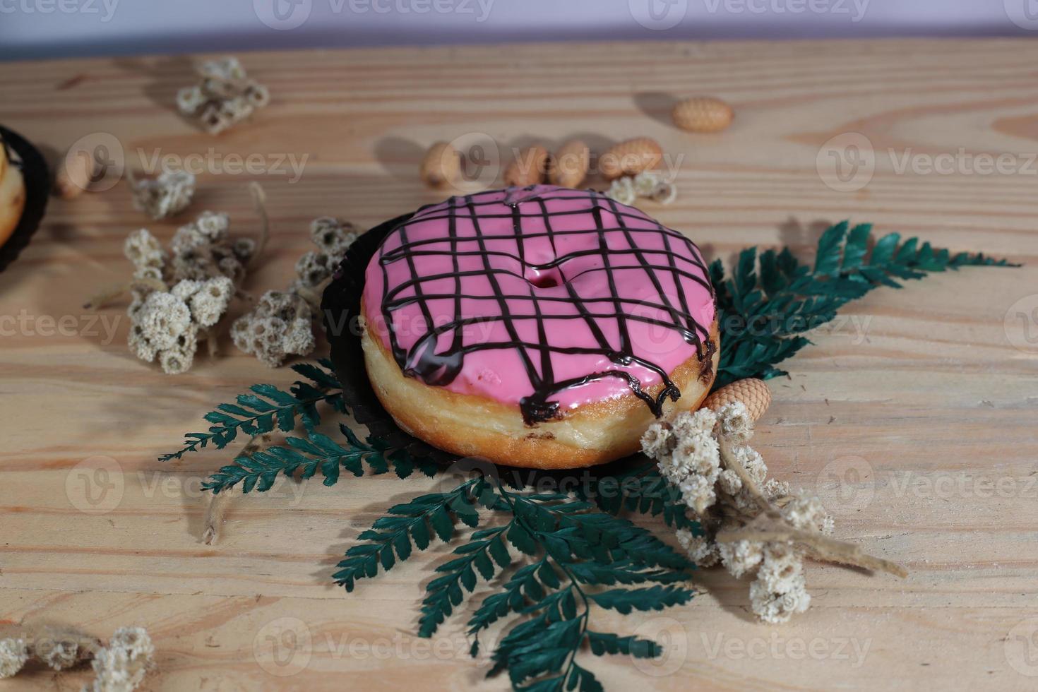 donas marrones con chispas aisladas en un fondo de madera foto