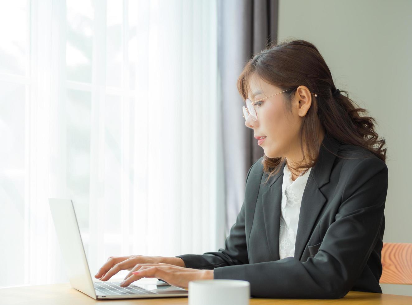 las mujeres de negocios asiáticas están usando ideas. y buscar información comercial foto