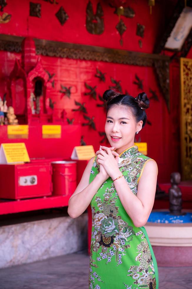 bella mujer asiática fotografiada con trajes nacionales chinos para el evento del año nuevo chino foto