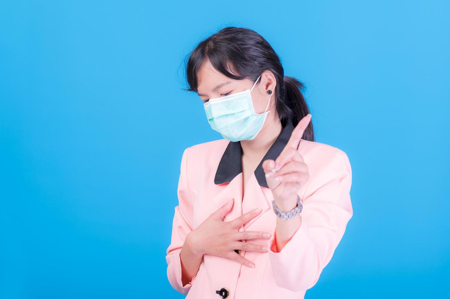 las mujeres de negocios asiáticas tienen que usar una máscara para cubrir la cara para evitar la contaminación del polvo foto
