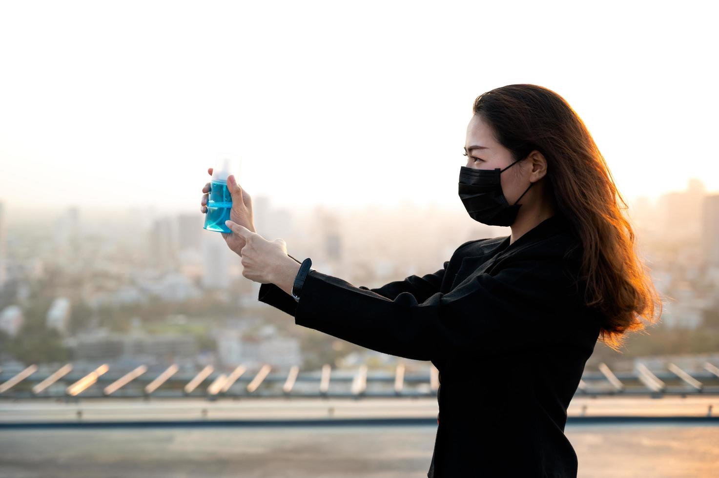 las mujeres de negocios asiáticas tienen que usar máscaras y gafas para protegerse contra la contaminación del polvo y prevenir la infección por virus foto