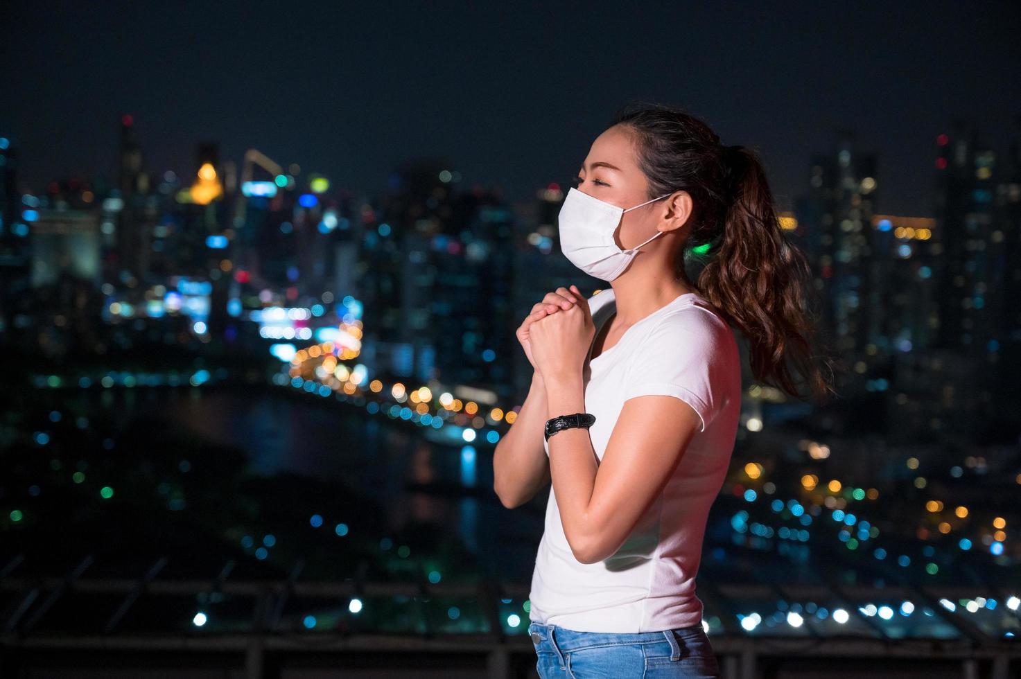 las mujeres asiáticas tienen que usar una máscara para cubrir la cara para evitar la contaminación del polvo foto