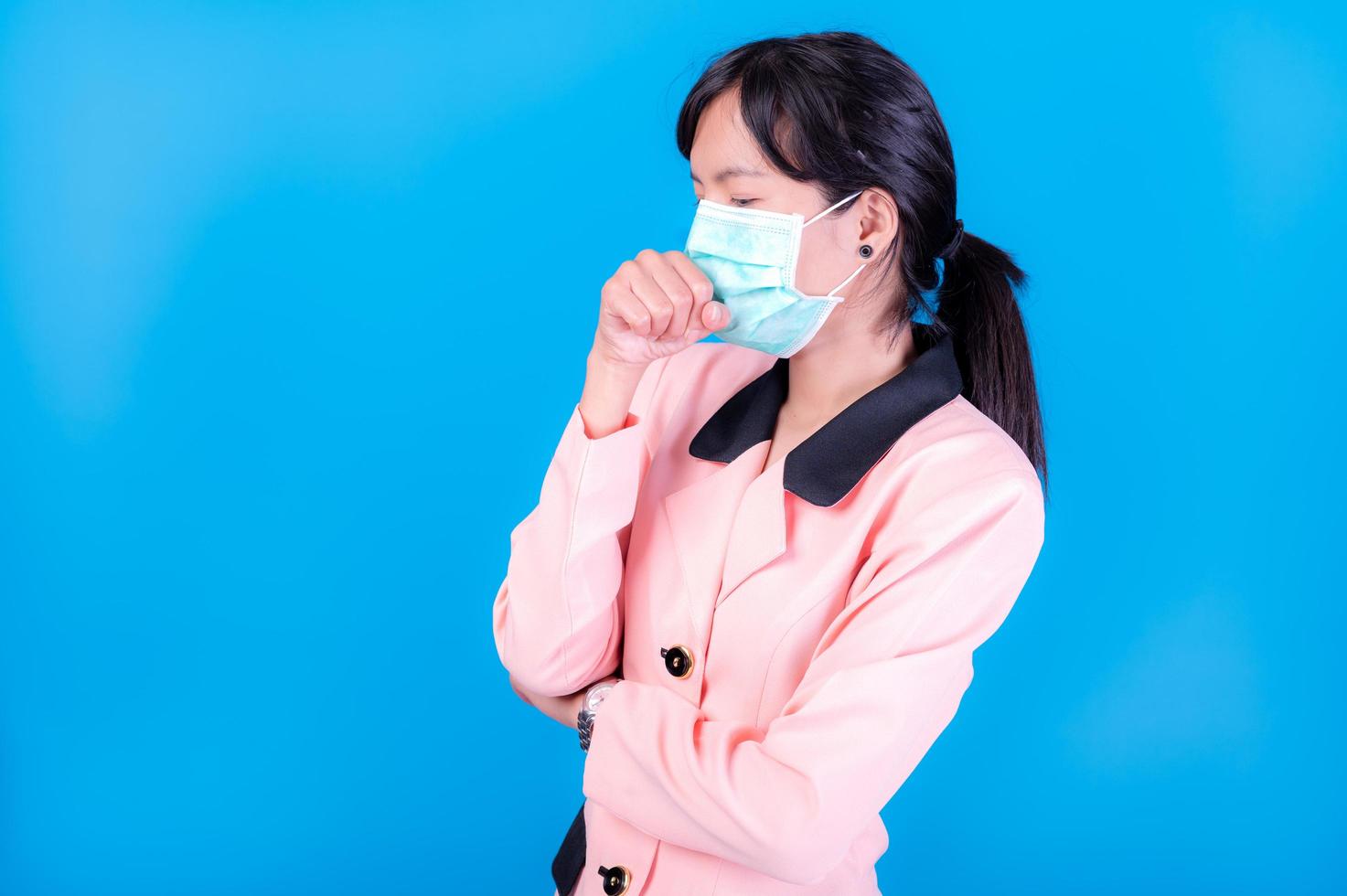 las mujeres de negocios asiáticas tienen que usar una máscara para cubrir la cara para evitar la contaminación del polvo foto