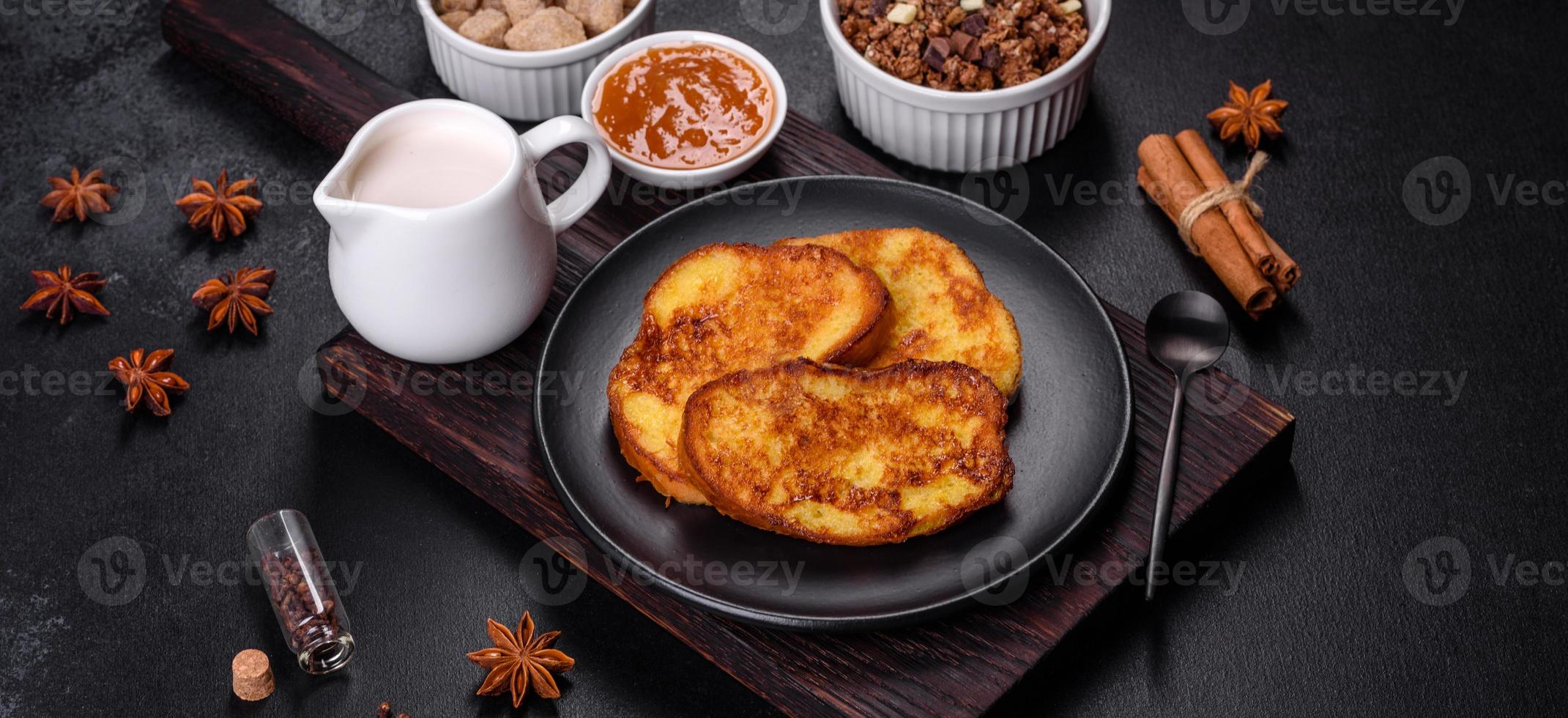 cereales con chocolate, leche y pan en un huevo contra un fondo de hormigón oscuro foto